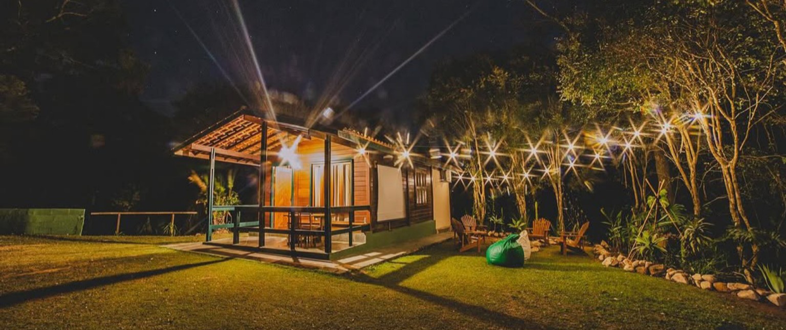 Cabana iluminada à noite